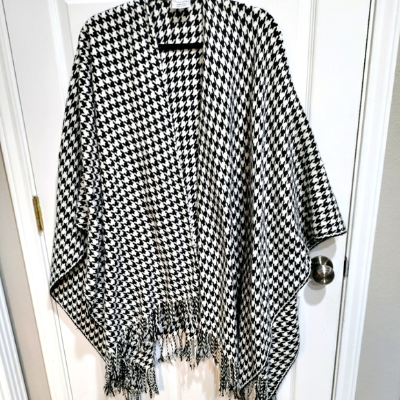 Preston & York Sweaters - Preston & York black & white houndstooth wrap poncho (One size)